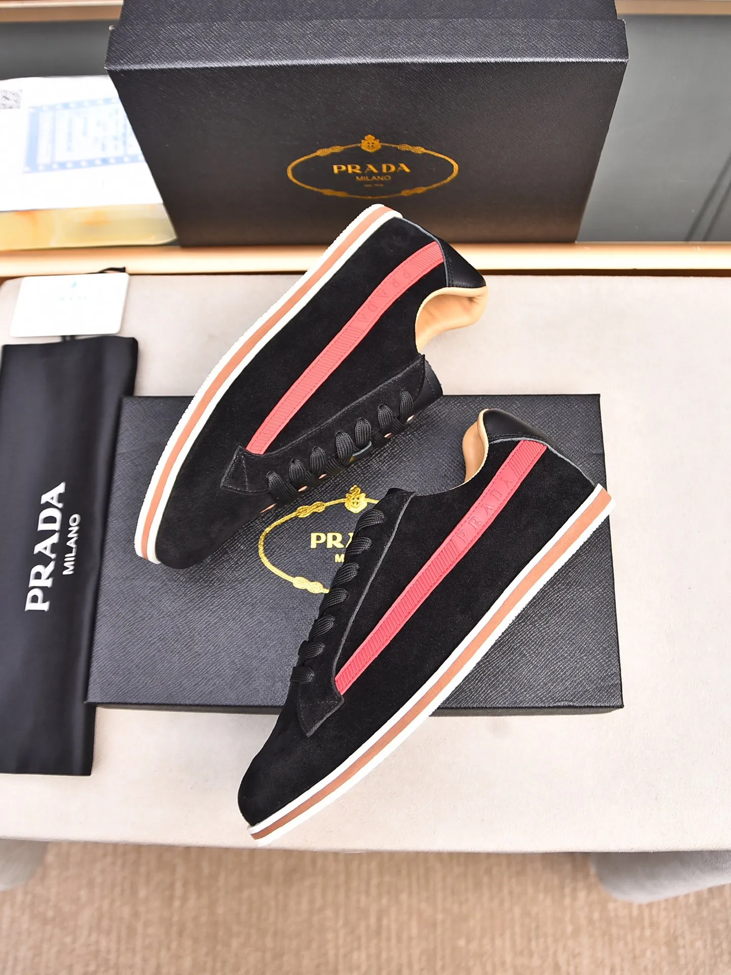 Men's shoes 💰440 Prada/Prada's new men's thin-soled casual shoes, fashionable and elegant style. Made of first-layer frosted cowhide. The lining is soft, comfortable and breathable. The shoe body is marked with letter LOGO. The details are carefully crafted. Lightweight foam sole, fashionable and versatile! Size: 38-44 (45 customized)